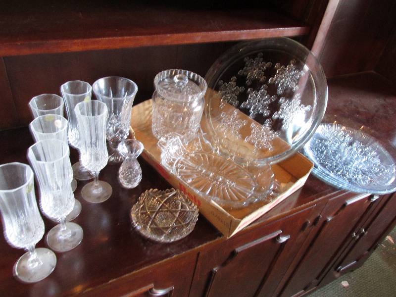 lot 31 image: Lot of fancy glassware and lead cry...