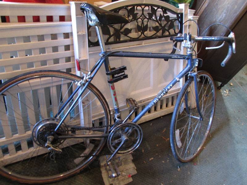 lot 40 image: Vintage Fuji Berkeley bicycle - nee...