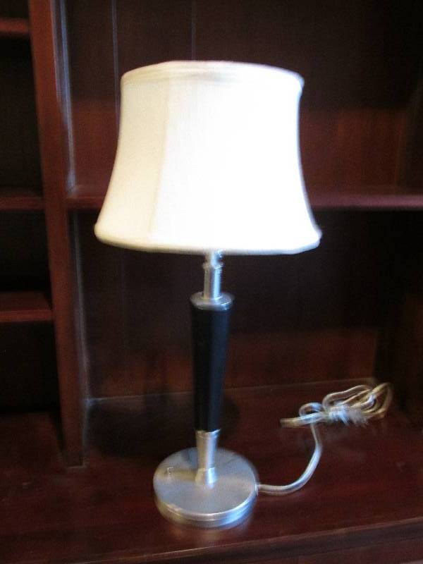 lot 52 image: Classy table lamp...