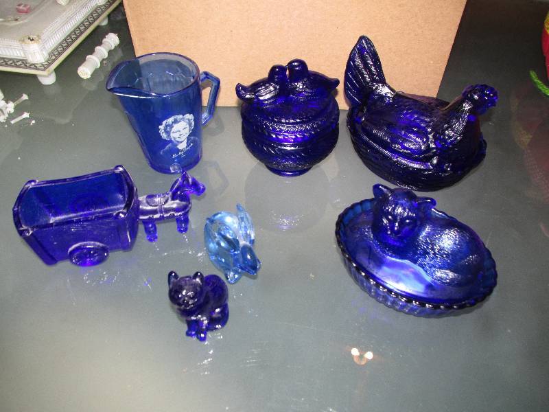lot 112 image: Lot of very nice detailed blue glas...