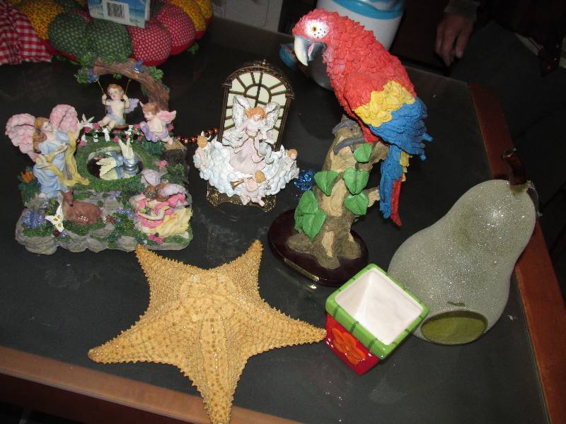 lot 113 image: Dried starfish and decorative figur...