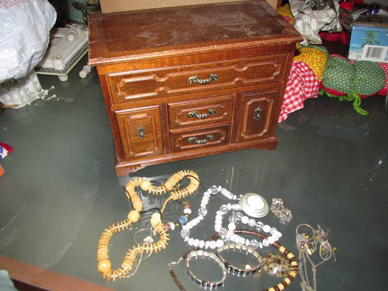 lot 114 image: Jewelry box with assorted jewelry...