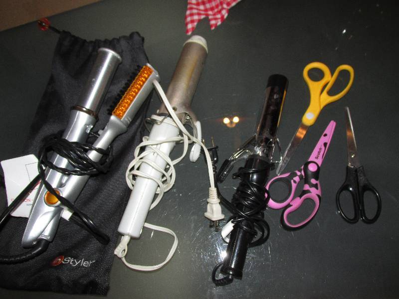 lot 117 image: Lot of hair styling tools and sciss...