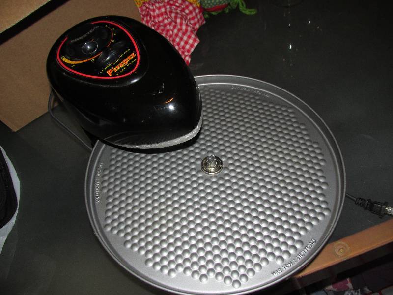 lot 118 image: Pizzazz pizza cooker...