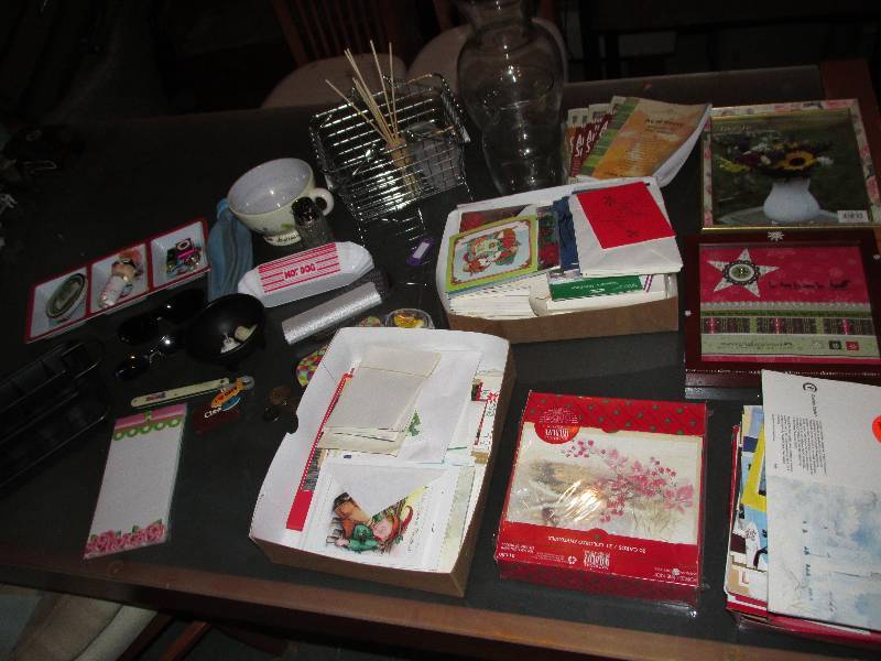 lot 122 image: Assorted household items, Christmas...