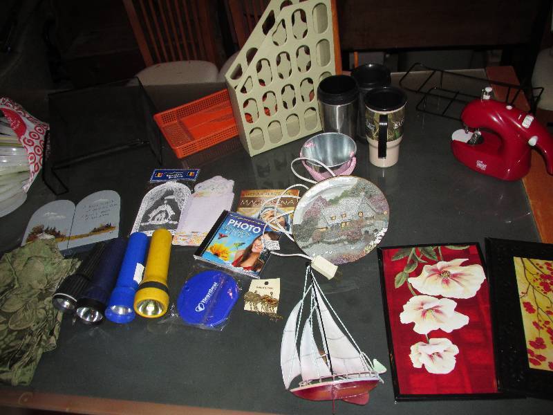 lot 123 image: Mini sewing machine, flashlights, o...