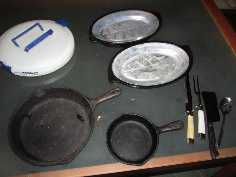 lot 125 image: Deviled egg carrier, steak hot pan ...