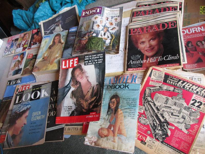 lot 77 image: Lot of vintage catalogs, magazines,...