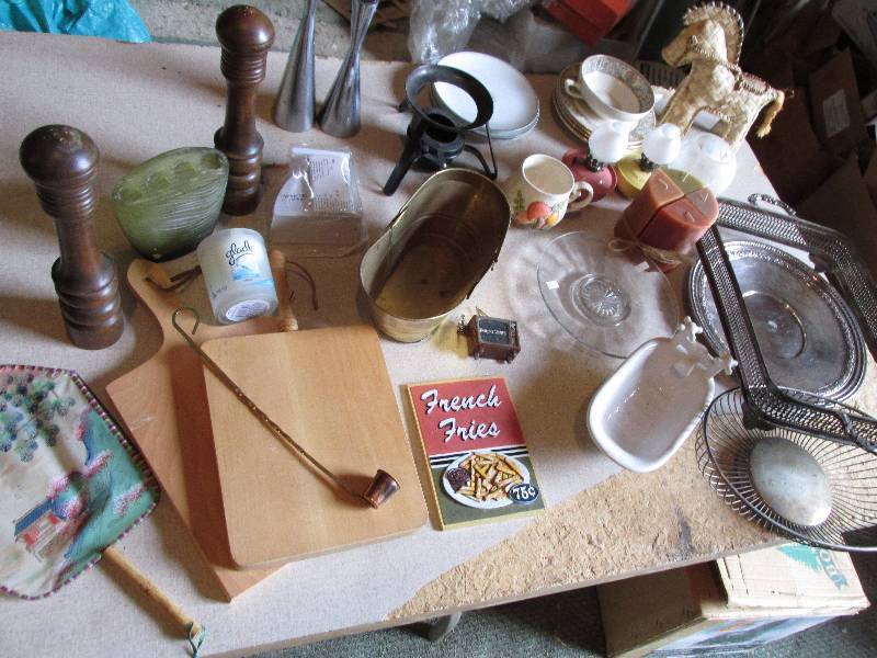 lot 93 image: Lot of kitchen and home items, incl...