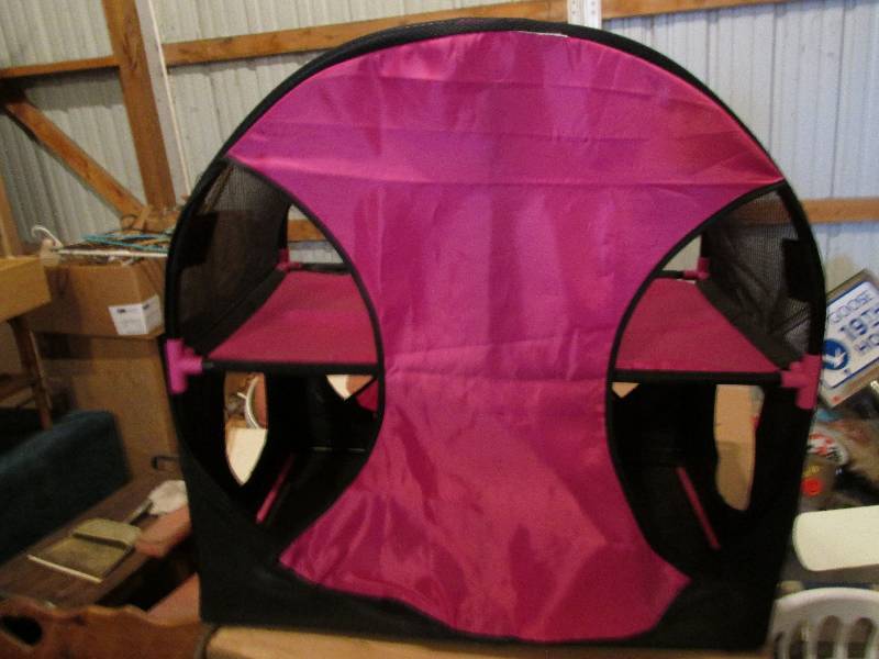 lot 97 image: Pop up cat home...