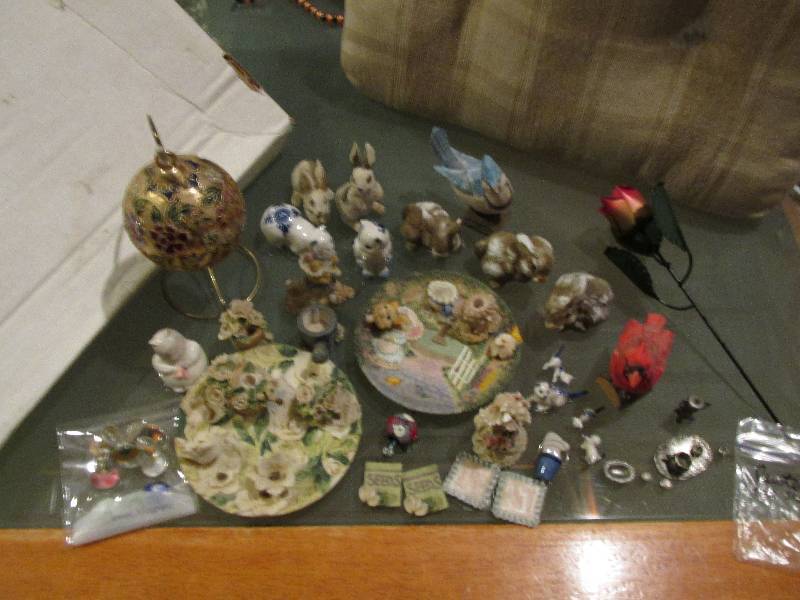 lot 110 image: Lot of small decorative figures...