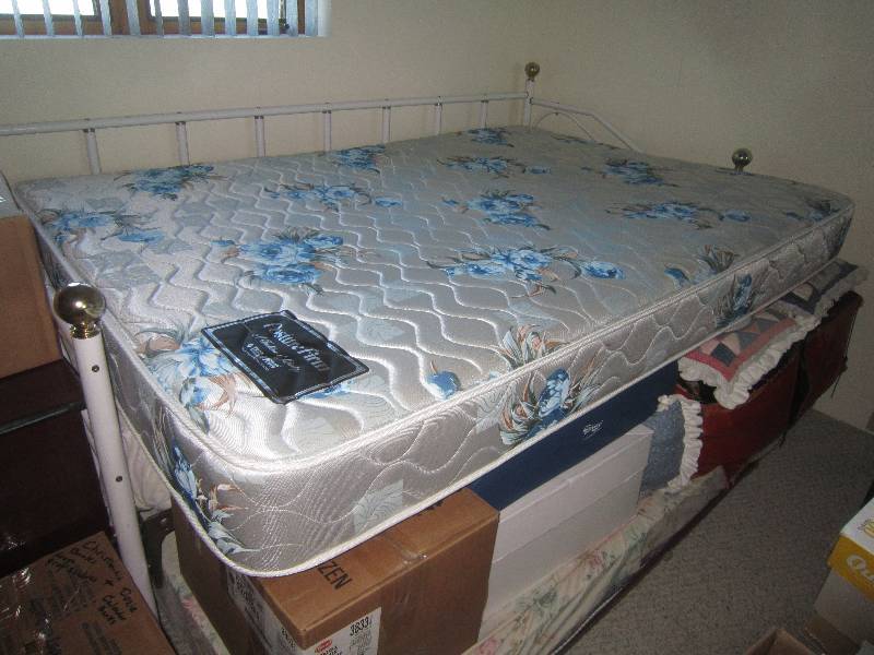 lot 1 image: Day Bed with White Metal Frame Full Size