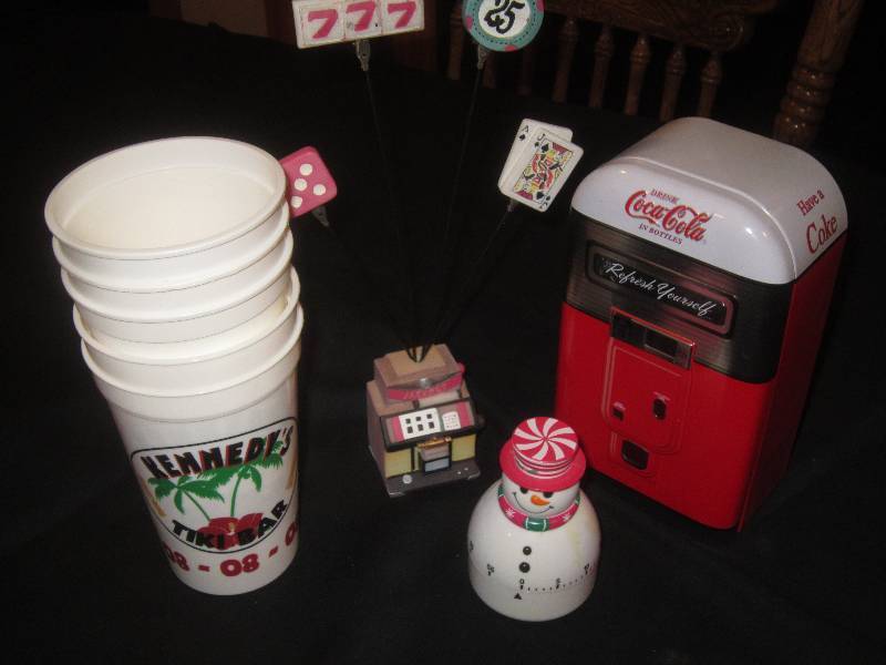 lot 20 image: LOT - Coca Cola Tin,  Plastic Cups, Snowman Timer, Photo Holder