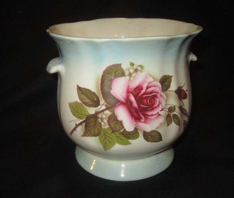 lot 36 image: Antique Vase with Rose 6 x 6