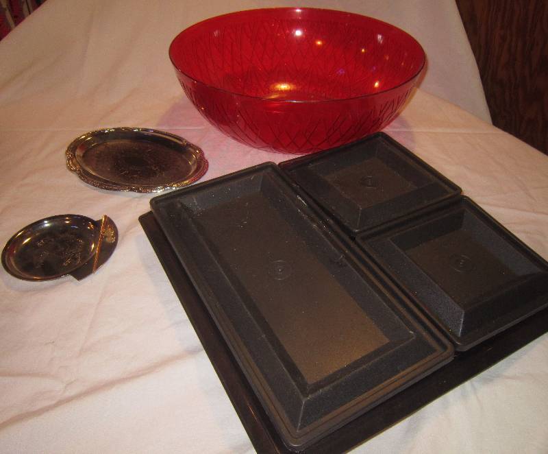 lot 41 image: Large Bowl and Tupperware Server with Covers plus Misc
