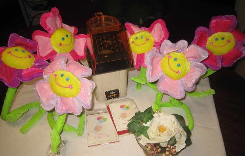 lot 74 image: LOT - Popcorn Popper, Vase of Flowers & Cute Flowers