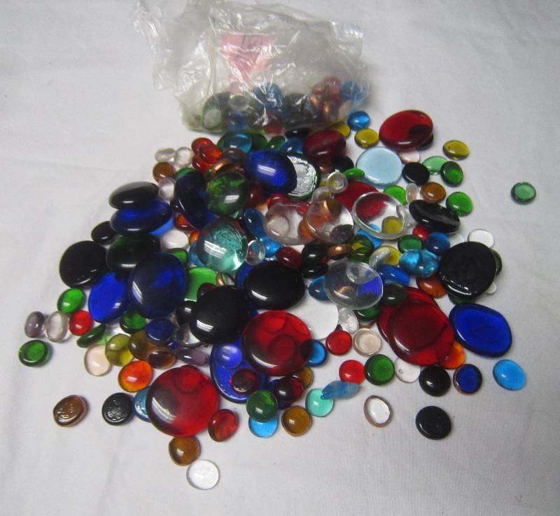 lot 81 image: LOT - Decorative Glass Stones