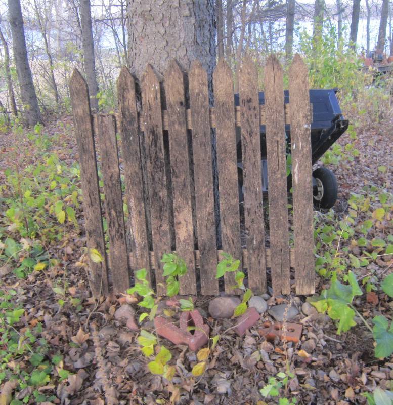 lot 112 image: Fence