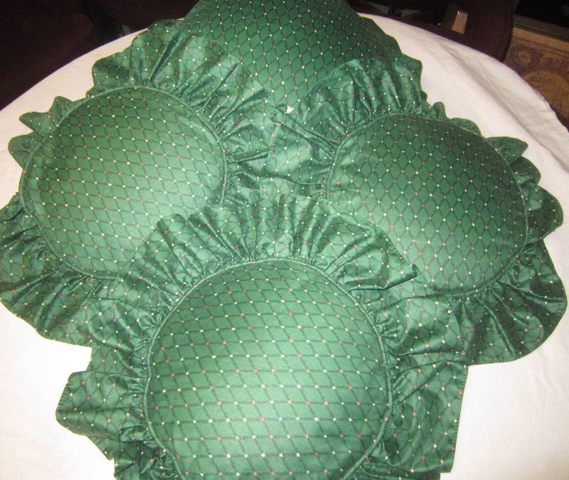 lot 88 image: Matching Pillows Lot of 4