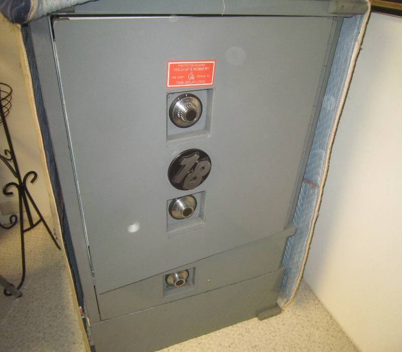 lot 116 image: Large Heavy Safe 27 x 42 x 33