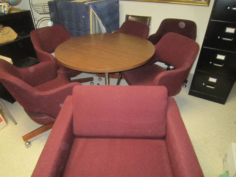 lot 124 image: Furniture - 9 Pieces - 1 Table, 5 Rolling Chairs, Big Comfy Chair, 1 White Rolling Chair & Side Chair