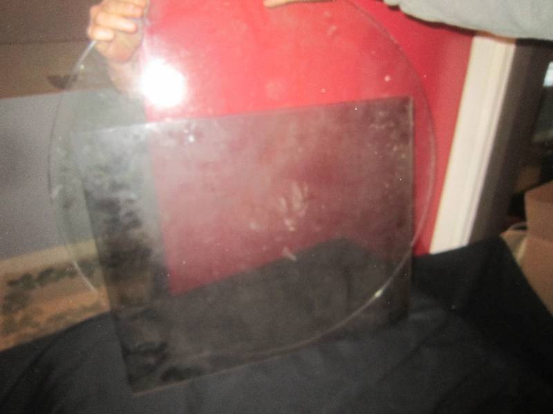 lot 200 image: 2 Pieces of Glass