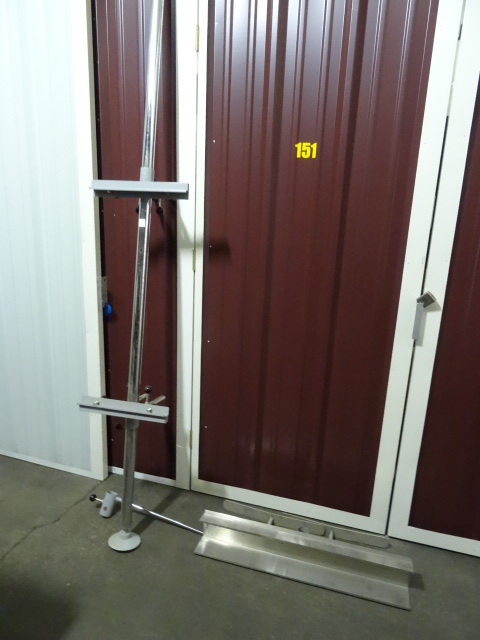 lot 11 image: Heavy Duty Art Stand.