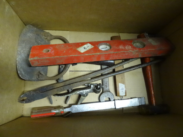 lot 35 image: Box of Misc Vintage Tools
