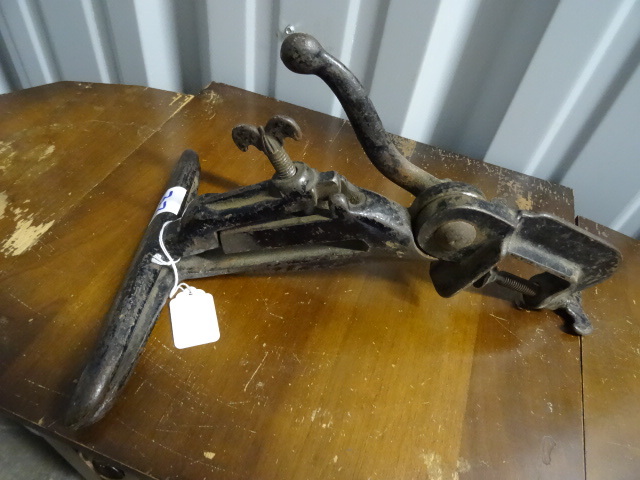 lot 37 image: Vintage Bench Mounted Clamp