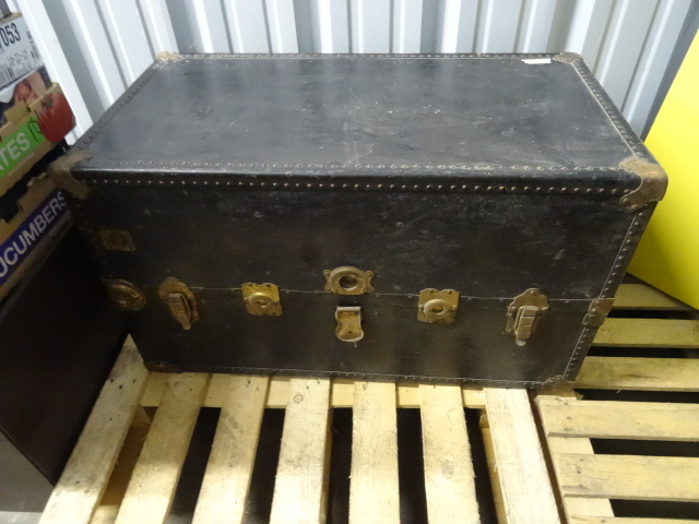 lot 43 image: Vintage Steamer Trunk. 39 X 21 X 22