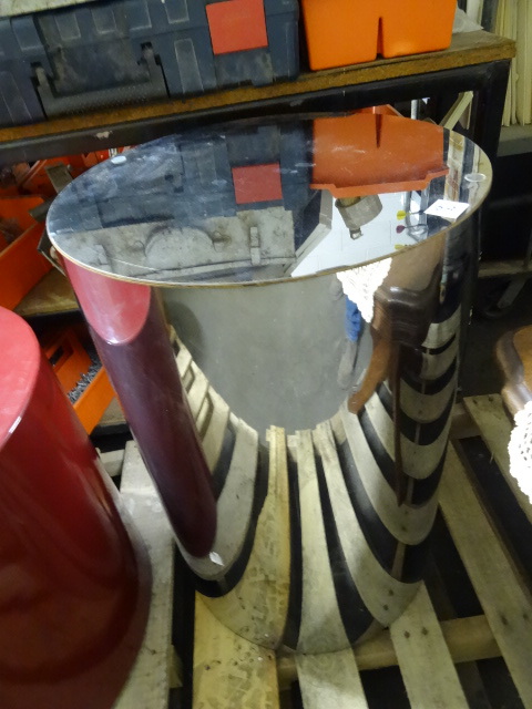 lot 69 image: Mirrored Round Pedestal 19 X 28