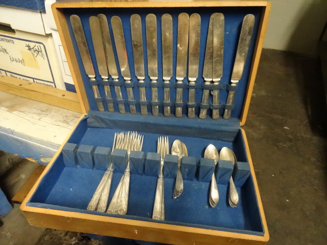 lot 190 image: Mix of Oneida and Rogers Silverware