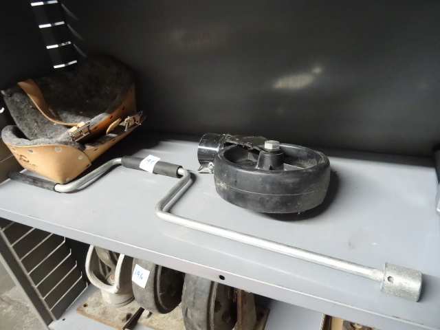 lot 195 image: Trailer Jack Caster, Trailer Stabilizer