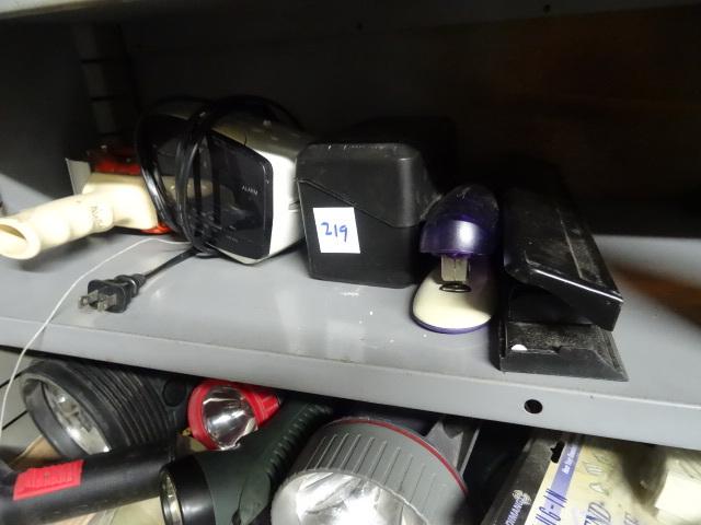 lot 219 image: Office Supplies, AM FM Clock Radio