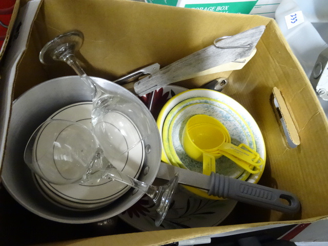 lot 232 image: Box of Misc Kitchen Wares