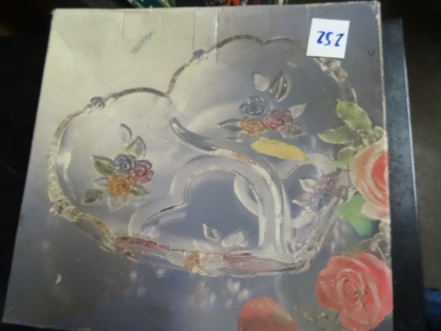 lot 252 image: Studio Nova Decorative Glass Plate
