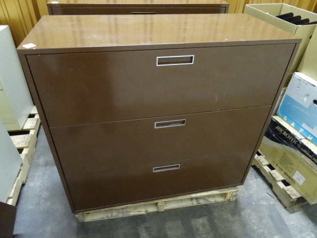 lot 267 image: 42 Metal 3 Drawer Lateral File
