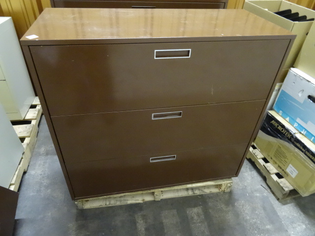 lot 268 image: 42 Metal 3 Drawer Lateral File
