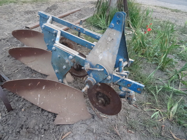 Ford 3 point 3 bottom plow. 16 furrows.
