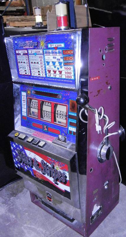 lot 1015 image: UNIVERSAL STARS & STRIPS REEL SLOT MACHINE