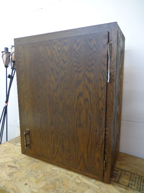 lot 14 image: Oak Cabinets