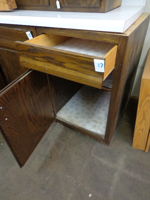 lot 17 image: Oak Cabinets