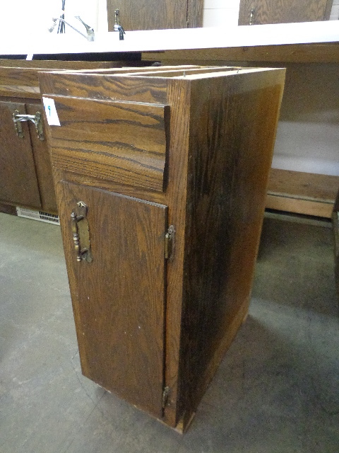 lot 19 image: Oak Cabinets