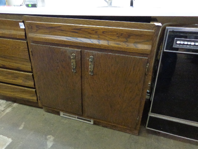 lot 20 image: Oak Cabinets