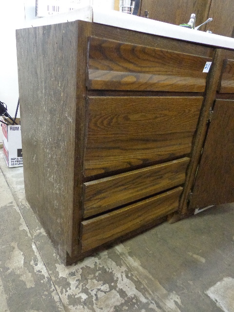 lot 21 image: Oak Cabinets