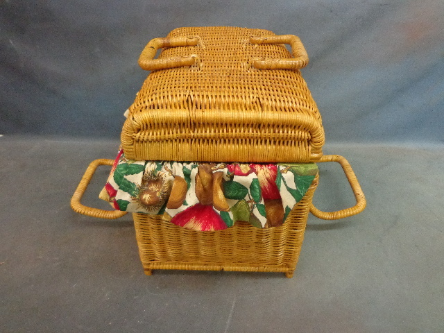 lot 61 image: Picnic Basket