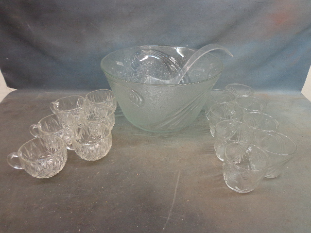 lot 65 image: Punch Bowl Set