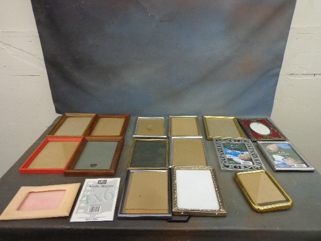 lot 77 image: Picture Frames