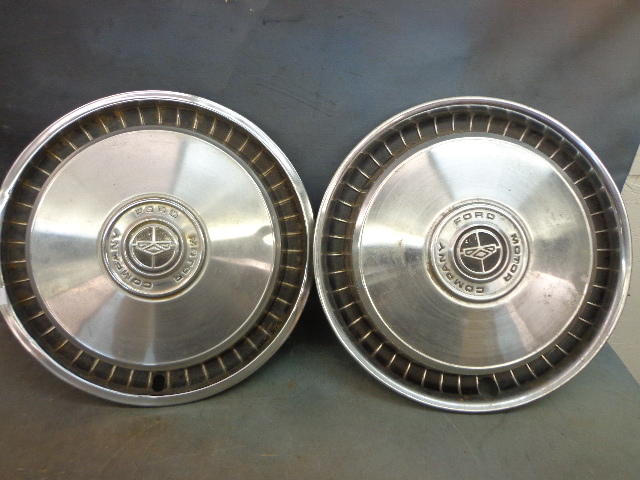 lot 80 image: Ford Hub Caps