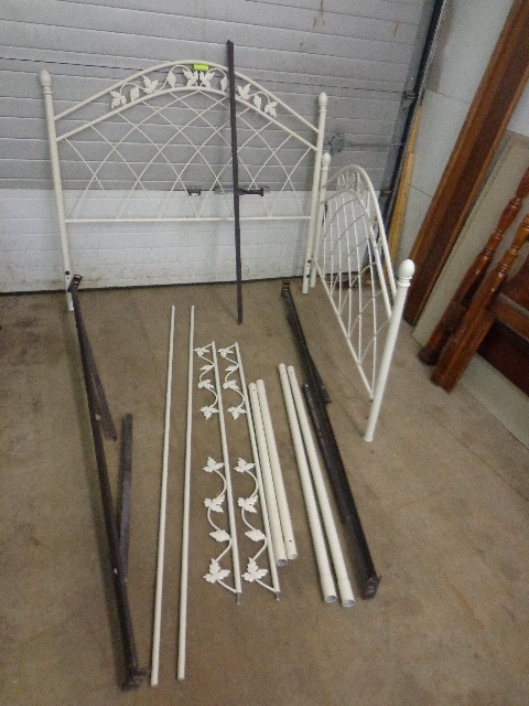 lot 122 image: Canopy Queen Bed